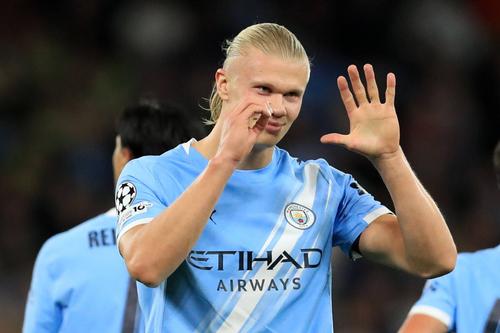 Erling Haaland le arată fanilor realizarea sa / Foto: Imago