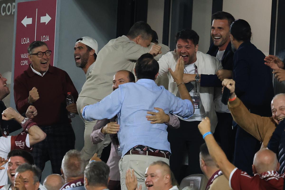 Bucuria din loja giuleştenilor la finalul meciului Rapid - FC Argeş 3-1