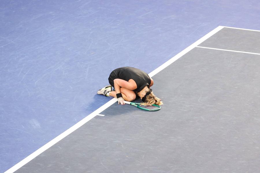 Anna Blinkova s-a prăbușit pe teren la finalul meciului din sferturi de finală FOTO Imago Images Rusoaica Anna Blinkova a început turneul WTA de la Sao Paulo fără steag în dreptul său, apoi la mijlocul lui a devenit franțuzoaică: „Am așteptat acest moment cu nerăbdare”