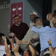Toți cei din jur privesc în aceeași direcție: spre familia Șucu FOTO: Ionuț Iordache (GSP)
