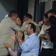 Toți cei din jur privesc în aceeași direcție: spre familia Șucu FOTO: Ionuț Iordache (GSP)