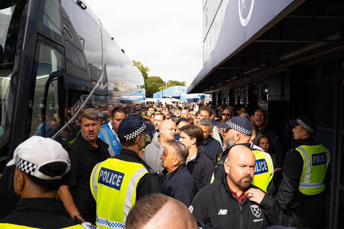 Dramă pe teren și în tribune în unul dintre cele mai așteptate derby-uri din Anglia