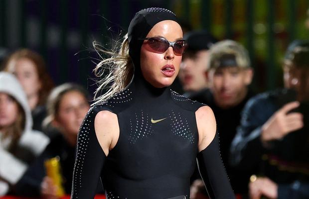 Keely Hodgkinson a alergat într-un costum aerodinamic negru la competiția organizată de soțul Serenei Williams
