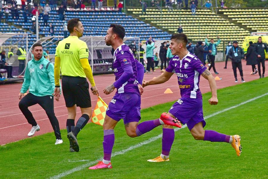 George Neagu (în stânga), celebrând un gol al piteștenilor / Sursă foto: Gabriela Neacșu (Facebook FC Argeș) S-a întors! Preparatorul fizic-minune al lui Dinamo a semnat cu alt club din Liga 1