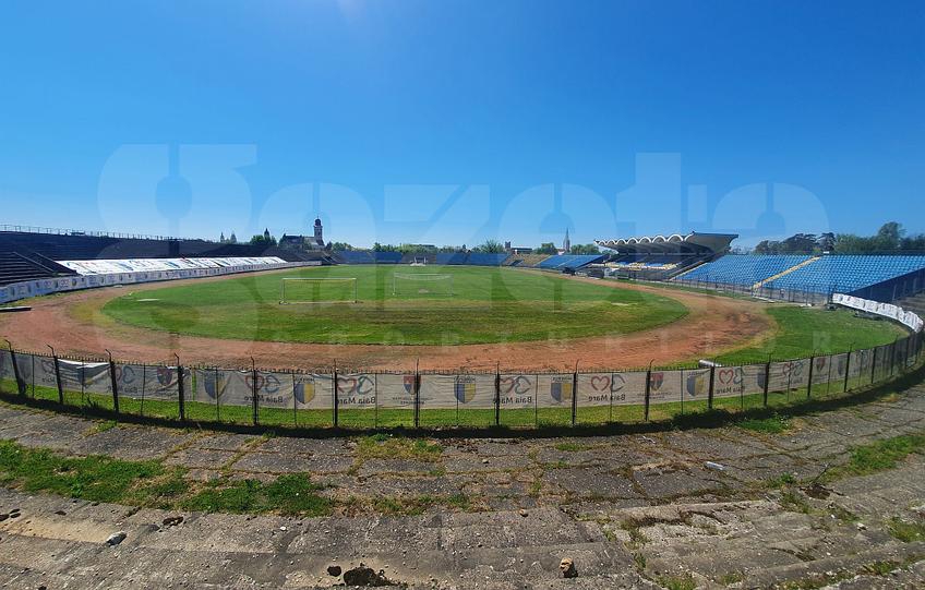 Bannerele pe care apare numele Consiliului
Local îmbracă gardurile ruginite