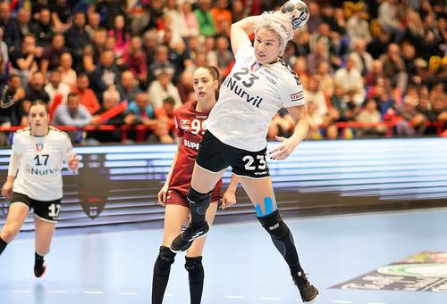 Irina Glibko pe punctul de a marca unul dintre cele 5 goluri ale sale // sursă foto: SCM Rm. Vâlcea