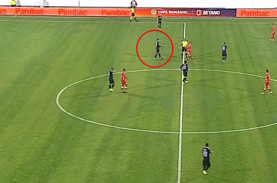 Momentul în care Bouhenna aplaudă ironic arbitrul / FOTO: Captură @Prima SPort. A făcut un nou meci dezastruos la FCSB și va fi amendat