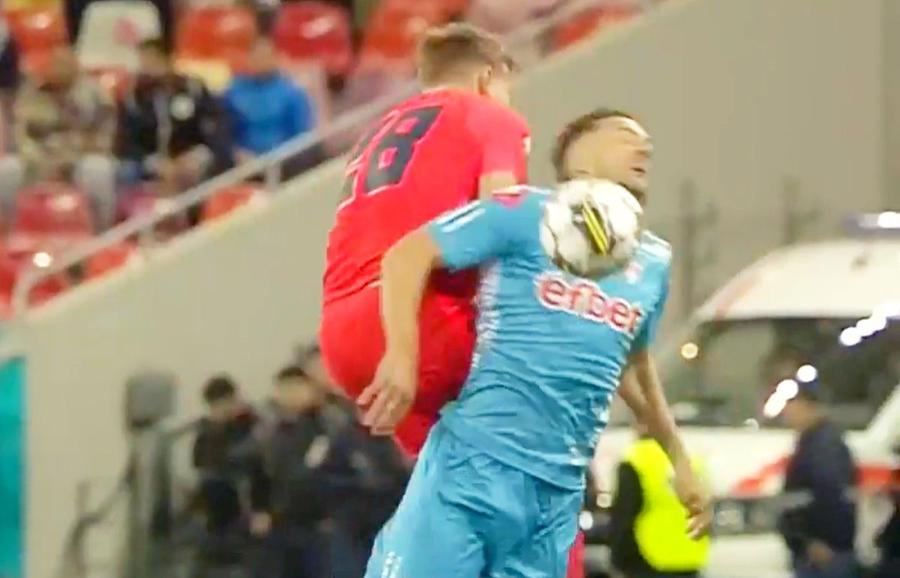 Momentul contactului dintre Pantea și Vukcevic / FOTO: Captură @Prima Sport Faultul „criminal” amendat de Crăciunescu a lăsat urme » Cum a apărut victima lui Pantea la Arad