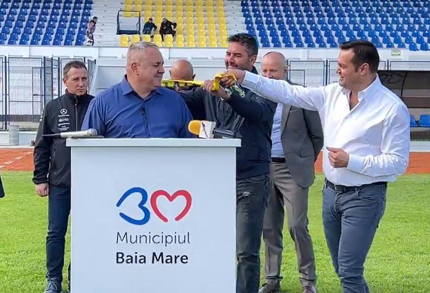 Ciprian Danciu îi oferă lui Mihai Iosif fularul cu însemnele clubului