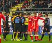 FCSB au remizat, scor 2-2, în prima rundă a grupei B din Cupa României. Lui Basarab Panduru a taxat gesturile lui Rachid Bouhenna și Andrei Chindriș, eliminați pentru gesturi ironice la adresa „centraluluI” Adrian Cojocaru.