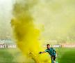 Aruncarea de fumigene pe teren de către fanii ploieșteni a dus la amendarea Petrolului // foto: GSP