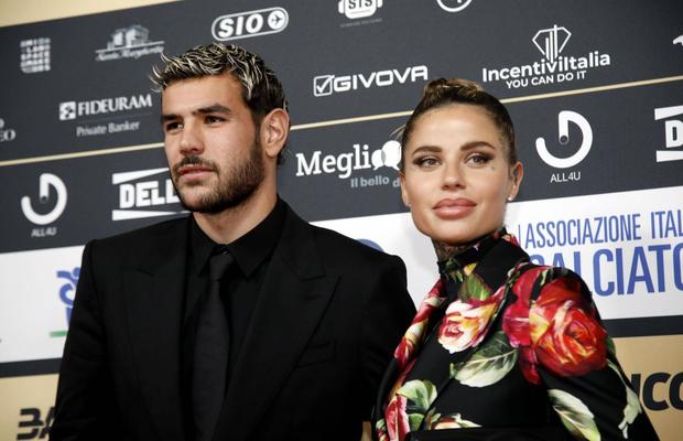 Spaimă teribilă pentru un star de la Milan: casa lui a fost prădată de hoți » Iubita și copilul de 6 luni erau în locuință când s-a comis jaful