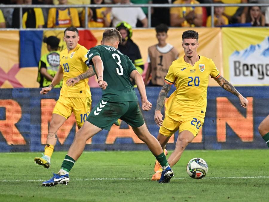 Dennis Man, aici în duel cu un adversar lituanian, în partida din Ghencea (3-1), în Liga Națiunilor / Foto: Imago De ce Dennis Man este de neînlocuit la club » Ce medie formidabilă deține „tricolorul” Parmei în acest sezon!