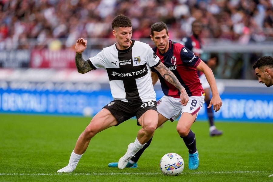 Dennis Man n-a marcat în derby-ul emilian cu Bologna (0-0), dar a fost ca și integralist, a treia oară la rând la Parma / Foto: Imago De ce Dennis Man este de neînlocuit la club » Ce medie formidabilă deține „tricolorul” Parmei în acest sezon!