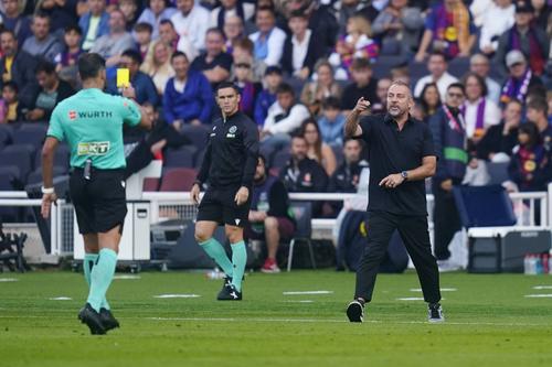 Arbitrul Gil Manzano îi arată lui Hansi Flick primul cartonaș galben / Foto: Imago