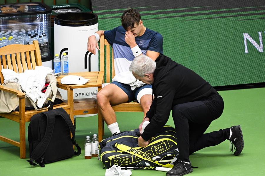 Holger Rune primind îngrijiri medicale în urma rupturii tendonului ahilian/Foto: Imago Images Fostul număr 4 ATP, între calvarul accidentării și revenirea cu două victorii: 11 luni de recuperare, indecizie și speranță
