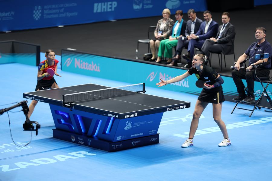 Schimb de mingi între Bernadette Szocs și Anett Kaufmann FOTO ETTU Echipa feminină a României a fost învinsă cu 3-0 de Germania în finala Campionatului European