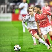 Tobias Christensen vs Daniel Armstrong, în Dinamo - Rapid, 0-2 (19 octombrie 2025). Foto: Ionuț Iordache&Cristi Preda (GSP)