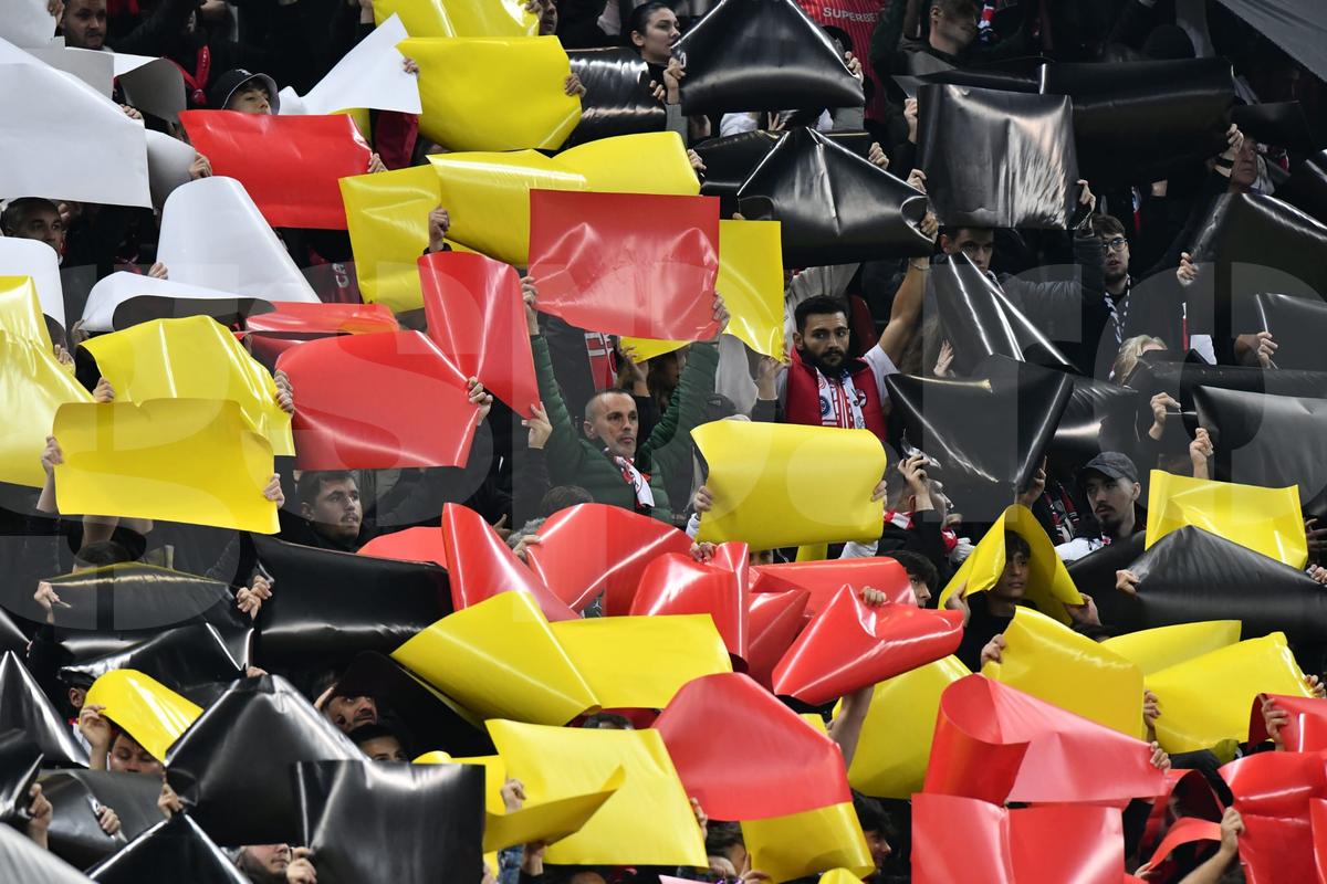 Nu s-au putut abține » Dinamoviștii i-au întors obscenitățile lui Alex Dobre, inamicul numărul 1 în derby