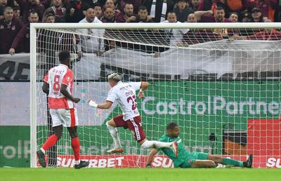 Dinamo nu o bate pe Rapid de 10 ani! Giuleștenii și-au anesteziat rivala cu două goluri dintr-un singur șut pe poartă!