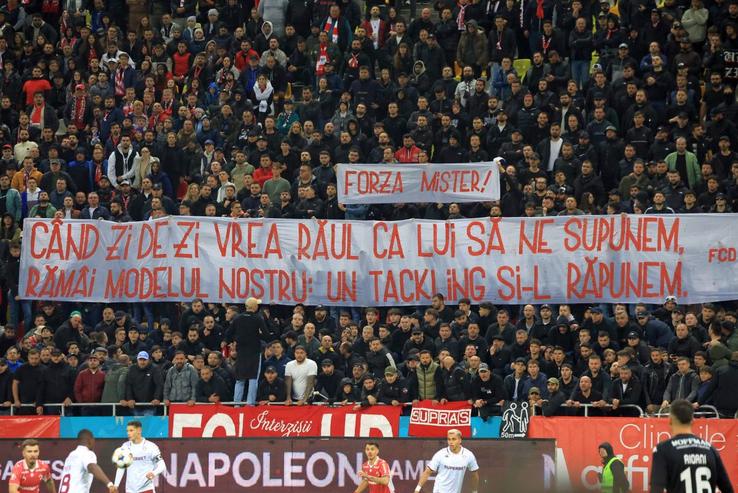 Mesajul dedicat lui Cornel Dinu de către ultrașii din Peluza Sud Dinamo / Sursă foto: Ionuț Iordache (GSP)