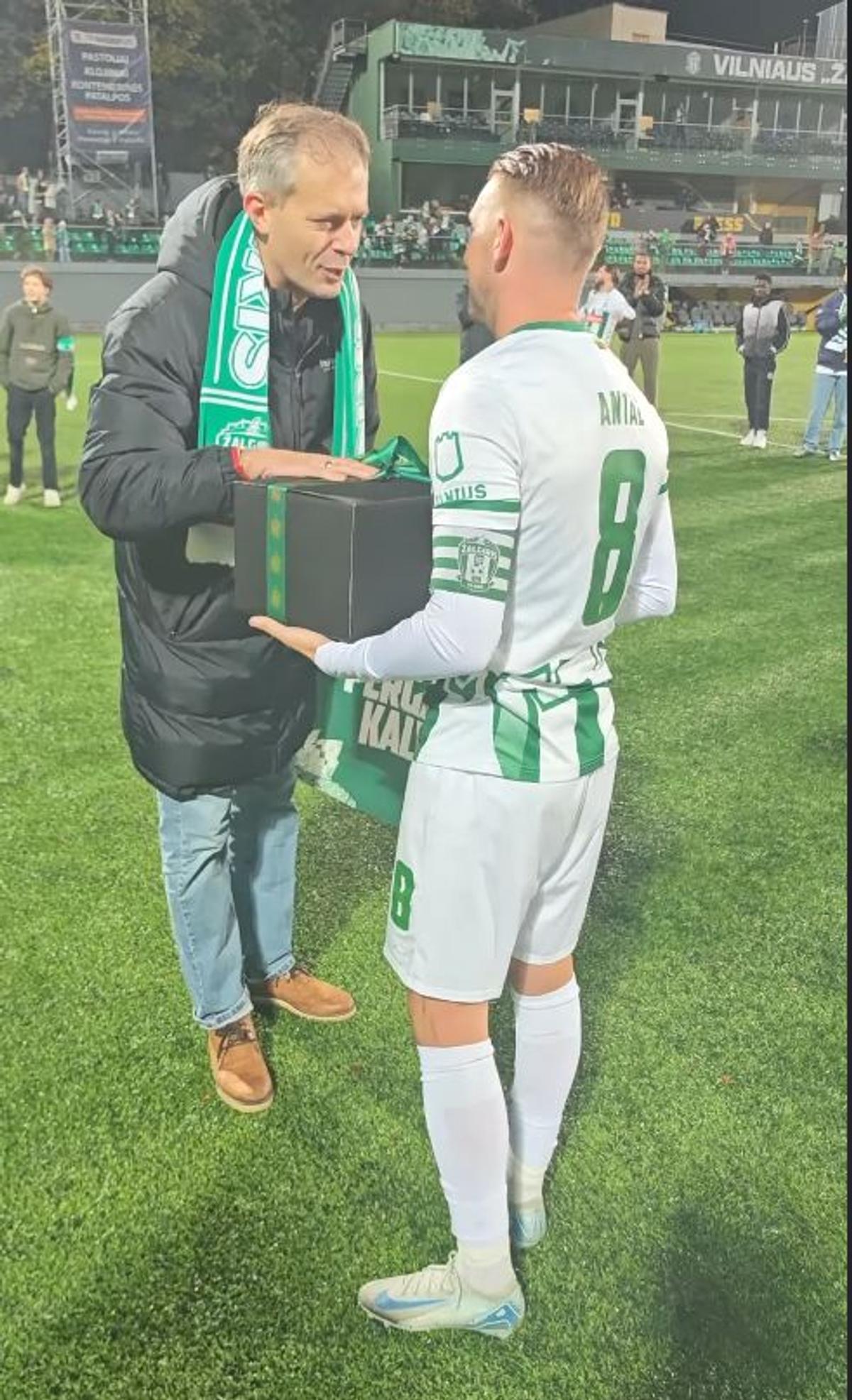 „Mulțumim, Bombardierule!” » Mesaj în limba română pe stadionul din Europa, la retragerea fostului campion din Liga 1