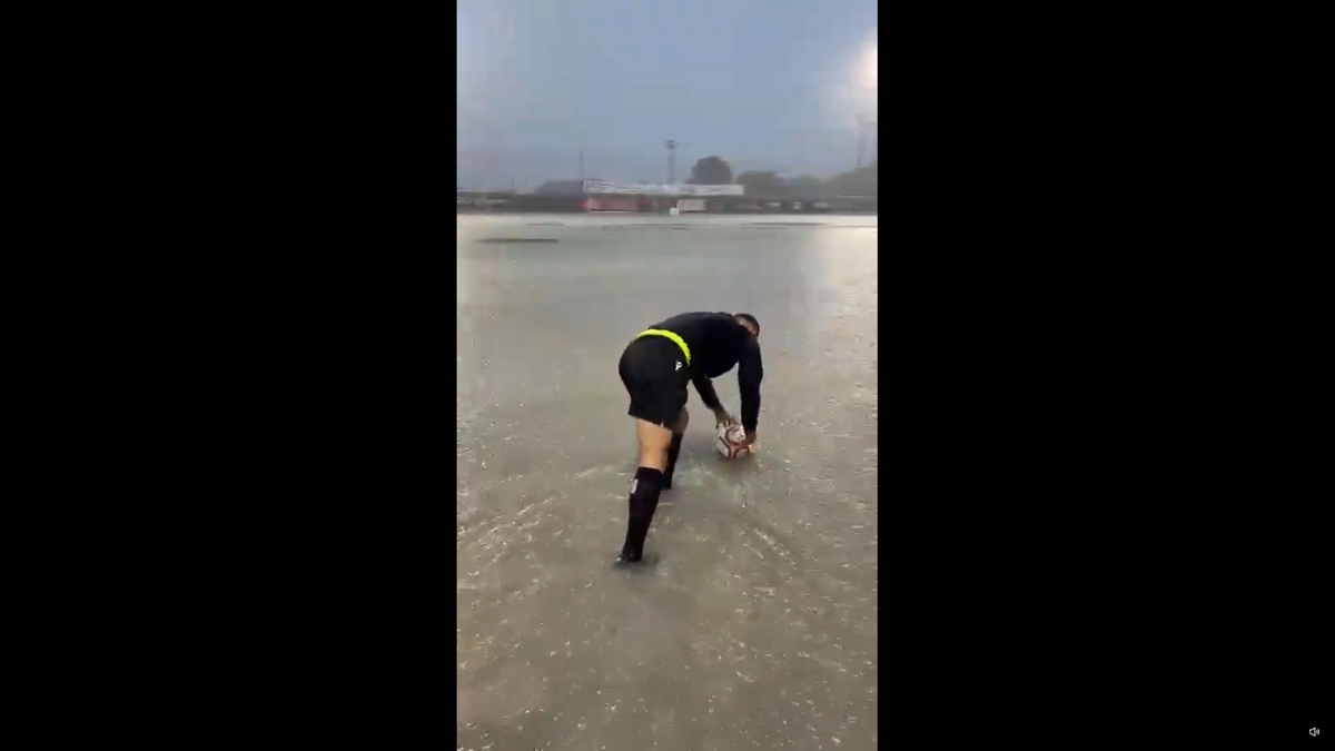 Imagini virale cu un arbitru din Spania la inspecția terenului