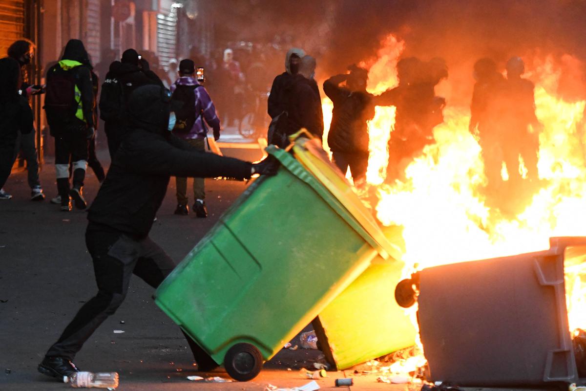 Imagini de la dezastrul rămas în urma protestelor din Franța