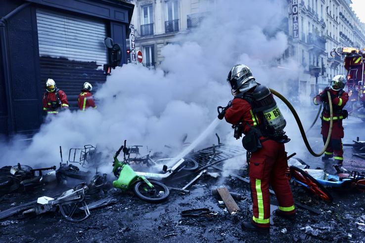 Imagini din haosul care a cuprins Parisul în aceste zile // foto: Imago