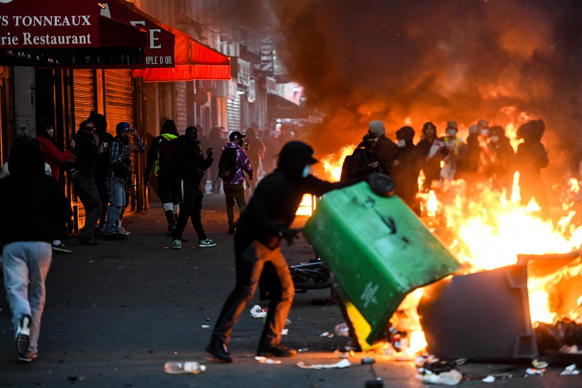 Două cluburi uriașe, prădate de protestatarii din Franța