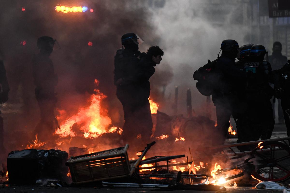Două cluburi uriașe, prădate de protestatarii din Franța