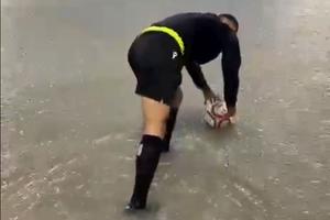 Imagini virale din Liga 4 » „Centralul” a inspectat terenul inundat: „Domnule arbitru, deci jucăm sau nu?”