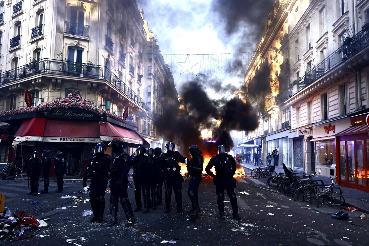 Imagini ireale din haosul de la Paris: poliția franceză a cerut amânarea blockbusterului PSG - Barcelona