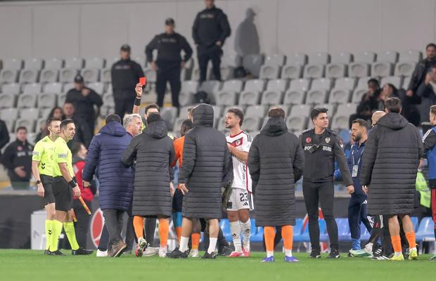 Haos după meciul echipei lui Maxim și Sorescu! Înlocuitorul lui Rădoi a sărit la bătaie și a fost eliminat