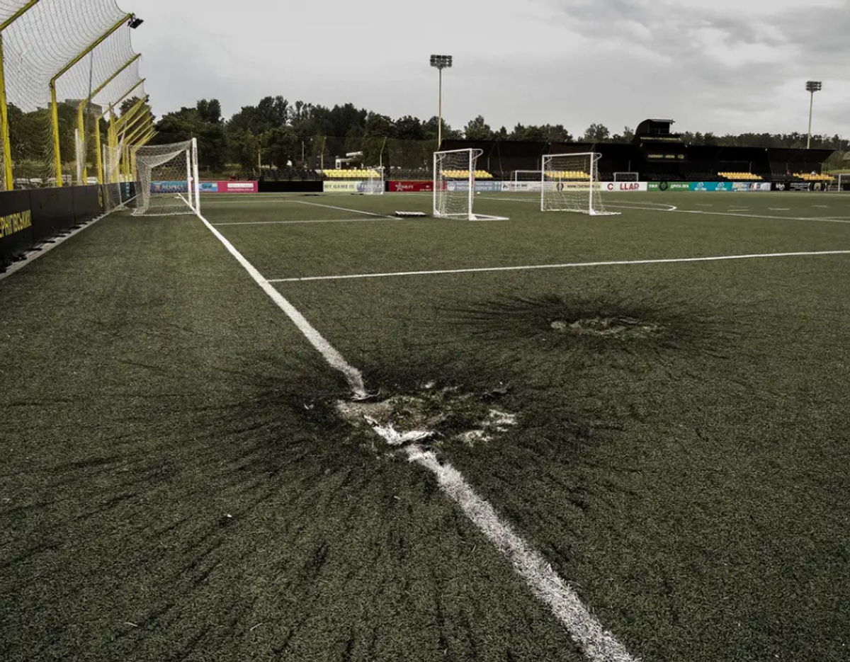 Ce a mai rămas din stadioanele Ucrainei, după aproape 5 ani de război » Imaginile devastatoare, adunate într-o carte-document
