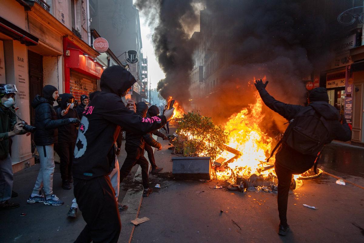 Imagini de la dezastrul rămas în urma protestelor din Franța