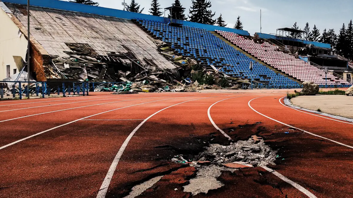 Ce a mai rămas din stadioanele Ucrainei, după aproape 5 ani de război » Imaginile devastatoare, adunate într-o carte-document