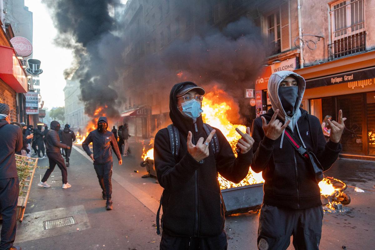 Imagini ireale din haosul de la Paris: poliția franceză a cerut amânarea blockbusterului PSG - Barcelona