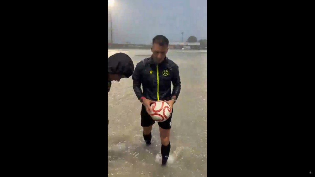 Imagini virale cu un arbitru din Spania la inspecția terenului