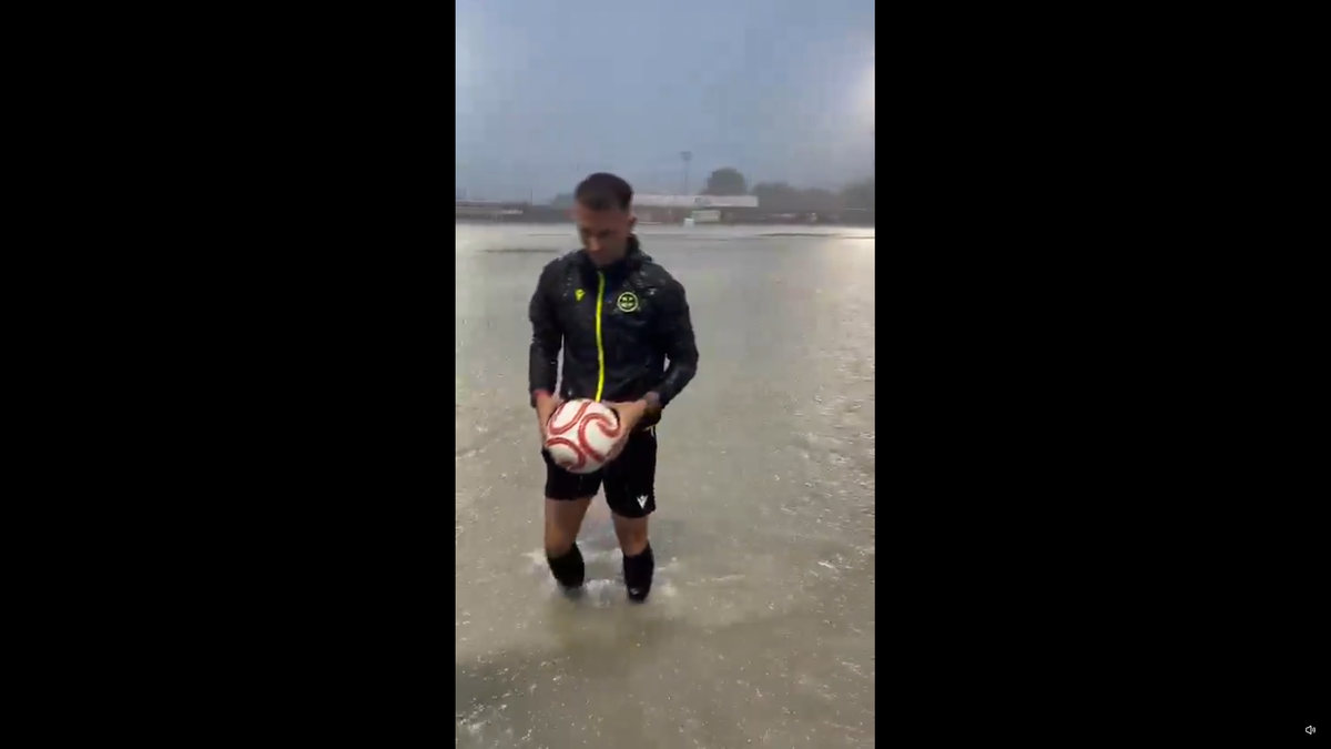 Imagini virale cu un arbitru din Spania la inspecția terenului