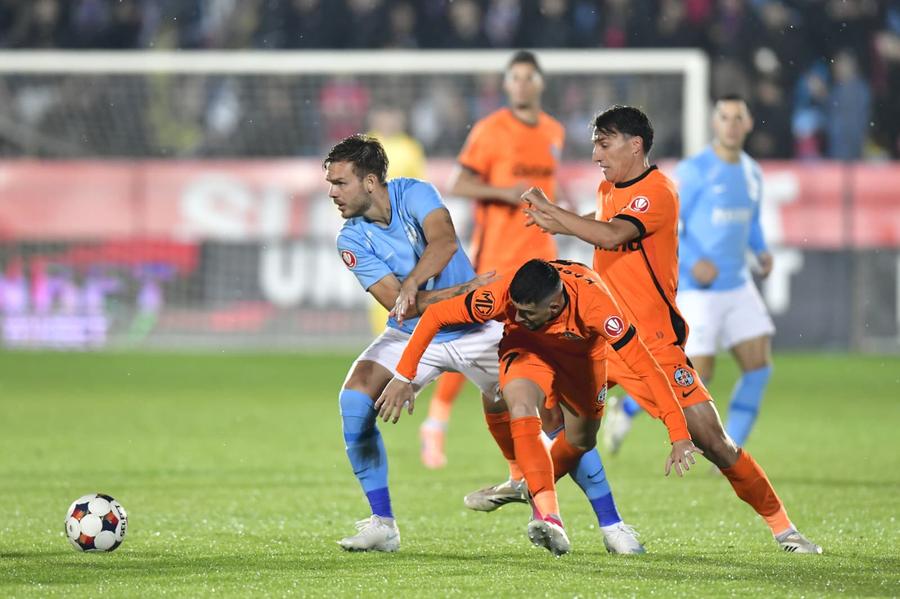 Din 2021 la FCSB, Risto Radunovic (dreapta) ajunge în această iarnă la final de contract, foto: Cristi Preda (GSP.ro) Verdict la FCSB: Reghecampf a câștigat o primă „bătălie” cu Gigi Becali!