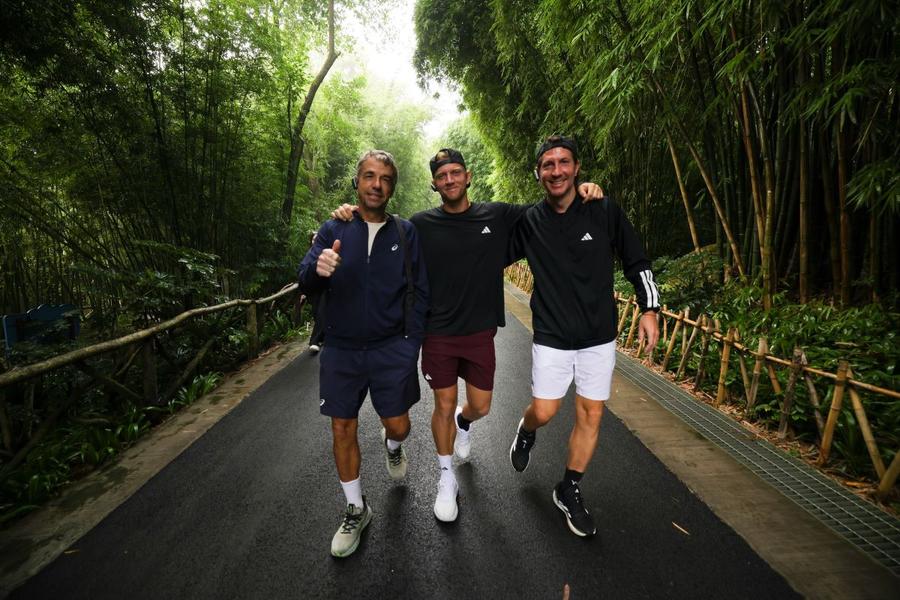 Alejandro Davidovich cu Pepo Clavet și David Visco la Chengdu 2026 Foto: Instagram Noul campion de turneu Masters 1000 dezvăluie o cheie a schimbării în bine: joacă șah ore întregi cu echipa lui