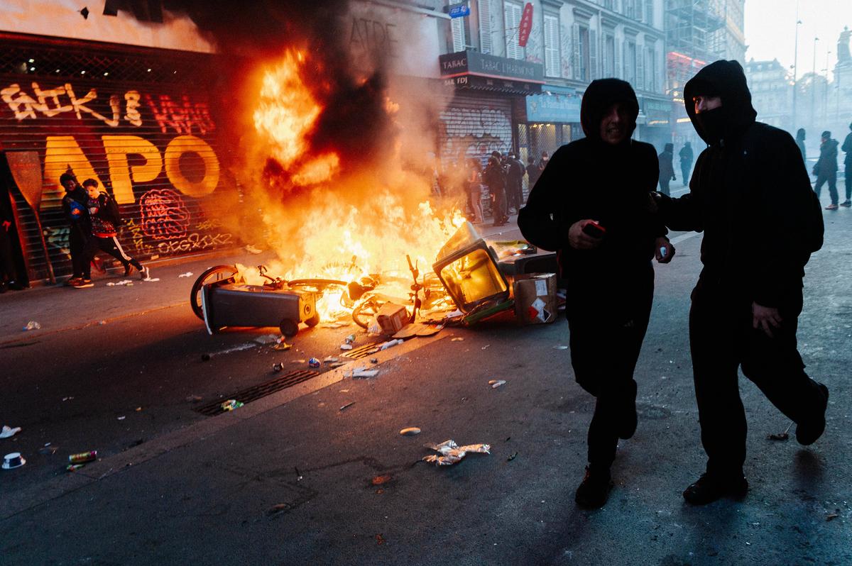 Imagini ireale din haosul de la Paris: poliția franceză a cerut amânarea blockbusterului PSG - Barcelona