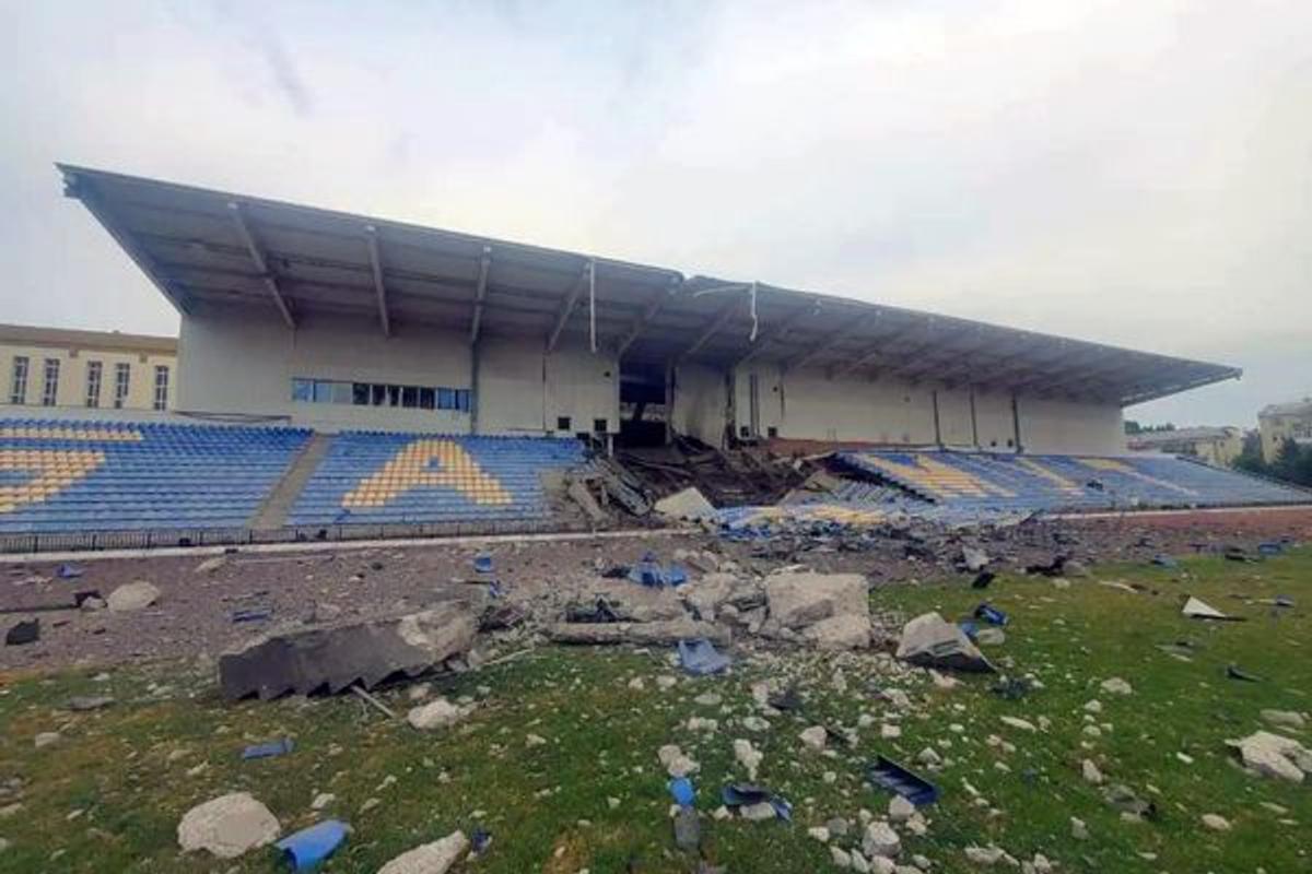 Ce a mai rămas din stadioanele Ucrainei, după aproape 5 ani de război » Imaginile devastatoare, adunate într-o carte-document