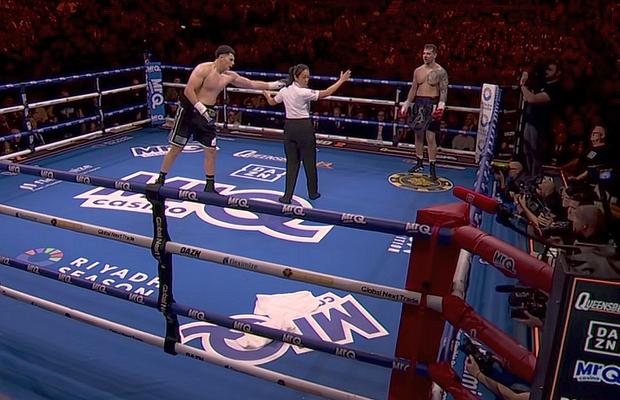 Controversă în box, după ce arbitrul a ignorat prosopul aruncat de colțul boxerului: „Nu ar trebui să aibă dreptul”