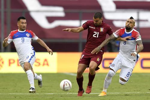 Alexander Gonzalez într-un duel cu Arturo Vidal, starul chilian // foto: Guliver/gettyimages