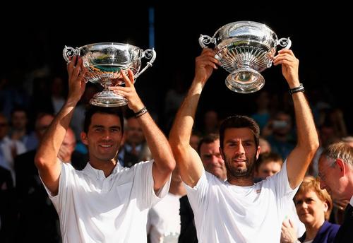 Horia Tecău și Jean-Julien Rojer cu trofeele de la Wimbledon 2015 FOTO Guliver/GettyImages