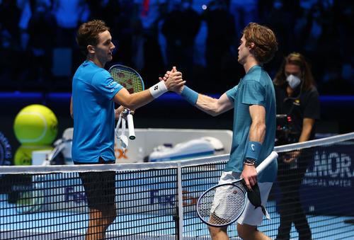 Norvegianul Casper Ruud (22 de ani, 8 ATP) l-a învins pe rusul Andrey Rublev (23 de ani, 5 ATP), scor 2-6, 7-6, 7-6(5) și s-a calificat în semifinalele Turneului Campionilor.