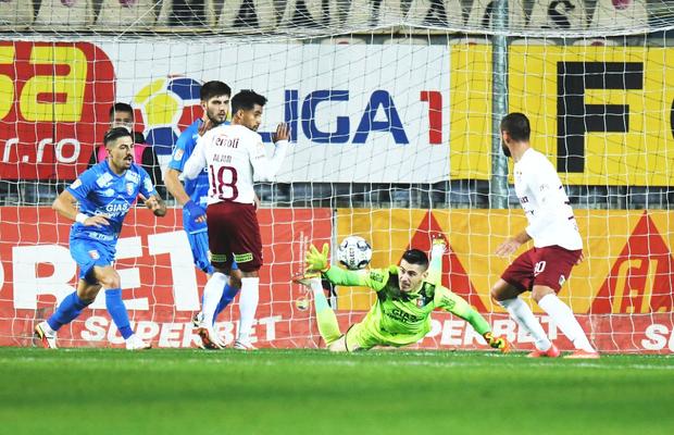 Chindia scapă victoria cu Rapid, 2-2, din cauza unei erori URIAȘE de arbitraj! Tușierul n-a văzut un ofsaid clar