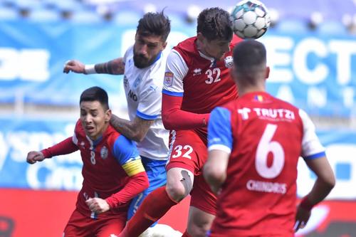 Alin Șeroni respinge cu capul într-un meci CSU Craiova - FC Botoșani // foto: Imago Images